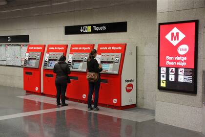 El metro es la mejor alternativa para trasladarse por la ciudad, incluso desde el aeropuerto, por pocos euros