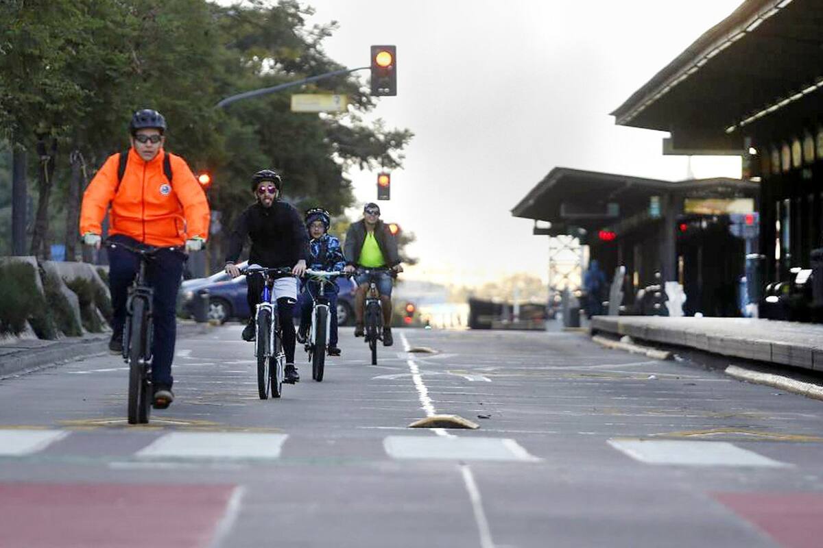 El metrobús de 9 de Julio se convirtió en improvisada bicisenda por la ausencia de colectivos
