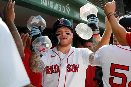 El mexicano Alex Verdugo, de los Medias Rojas de Boston, celebra su jonrón en el primer inning del juego ante los Dodgers de Los Ángeles, el sábado 26 de agosto de 2023 (AP Foto/Michael Dwyer)