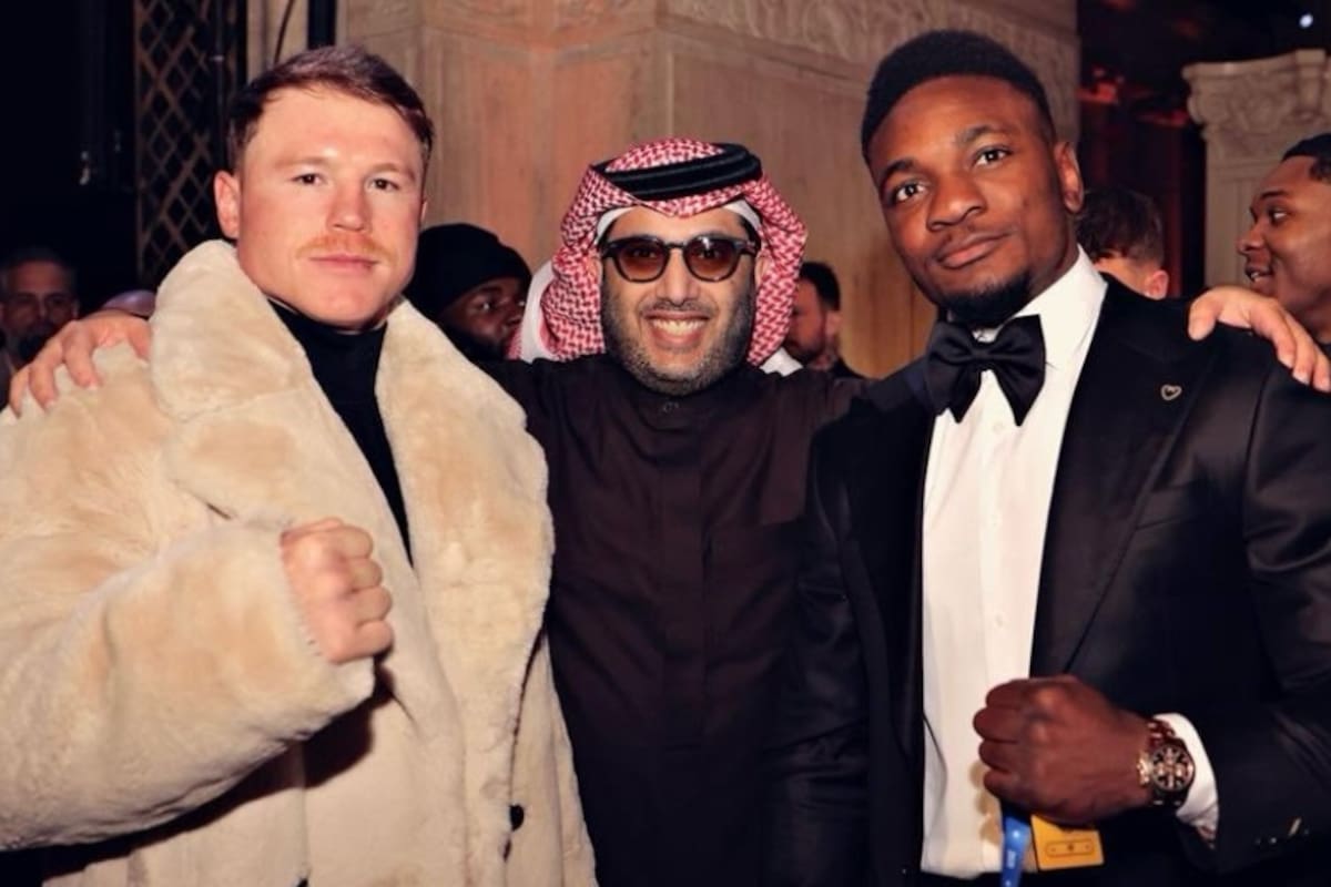 El mexicano Canelo Álvarez, el promotor Turki Alalshikh y el camerunés Christian Mbilli, en un encuentro de promoción para la pelea