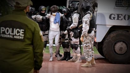 El mexicano Gerardo González Valencia, número dos de Los Cuinis, el brazo financiero del Cartel de Jalisco Nueva Generación, al ser extraditado hacia los Estados Unidos desde Uruguay, en 2020