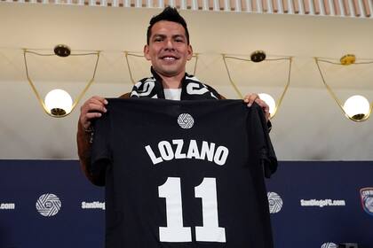 El mexicano Hirving "Chucky" Lozano posa con su nuevos colores en el San Diego FC durante su presentación con el nuevo equipo de la MLS, jueves 13 de junio de 2024, en San Diego (AP Foto/Gregory Bull)