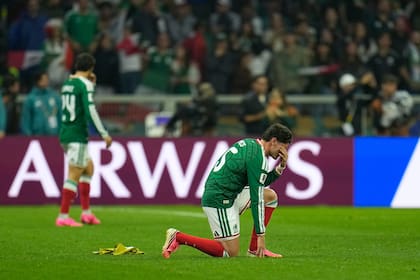 El mexicano Israel Reyes (15) lamenta la derrota ante Inglaterra en los octavos de final del Mundial, el domingo 5 de julio de 2026, en Ciudad de México. (AP Foto/Ricardo Mazalan)