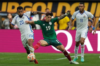 El mexicano Jorge Sanchez alcanza el balón mientras lo intenta defender el panameño Anibal Godoy en la final de la Copa Oro CONCACAF el domingo 16 de julio del 2023. (AP Foto/Mark J. Terrill)