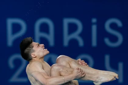 El mexicano Osmar Olvera muerde la medalla de bronce que consiguió en el trampolín de tres metros de los Juegos Olímpicos de París 2024 el jueves 8 de agosto del 2024 en Saint-Denis, Francia. (AP Foto/Dar Yasin)