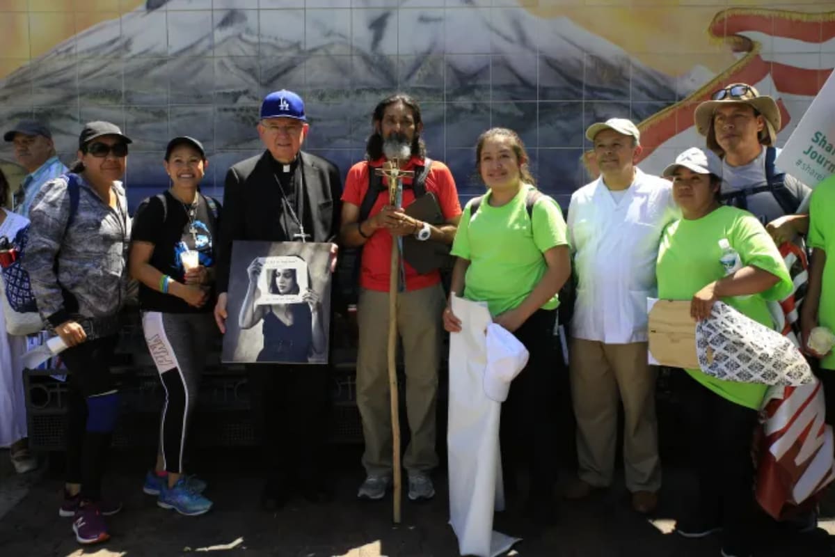 El mexicano que camina 80 kilómetros hacia la Catedral de Nuestra Señora de Los Ángeles para llevar conciencia sobre las dificultades de los migrantes en Estados Unidos