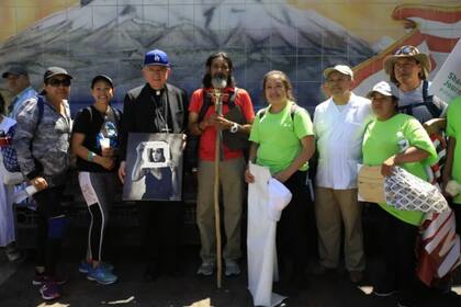 El mexicano que camina 80 kilómetros hacia la Catedral de Nuestra Señora de Los Ángeles para llevar conciencia sobre las dificultades de los migrantes en Estados Unidos