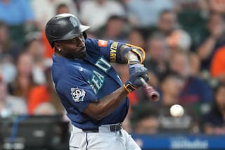 Marineros aguantan para superar 3-2 a Astros; Raleigh y Arozarena conectan jonrones