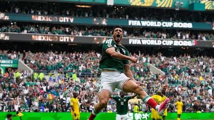 El mexicano Raul Jimenez celebra tras anotar en el encuentro ante Sudáfrica en el Grupo A de la Copa Mundial el jueves 11 de junio del 2026