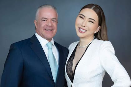 El mexicano Raúl Rocha y la tailandesa Anne Jakrajutatip, dueños de Miss Universo, enfrentan problemas legales en sus países (Instagram/@Missuniverse)