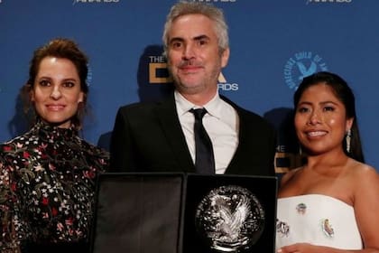 El mexicano recibió el prestigioso galardón junto a las protagonistas de Roma, Yalitza Aparicio y Marina de Tavira