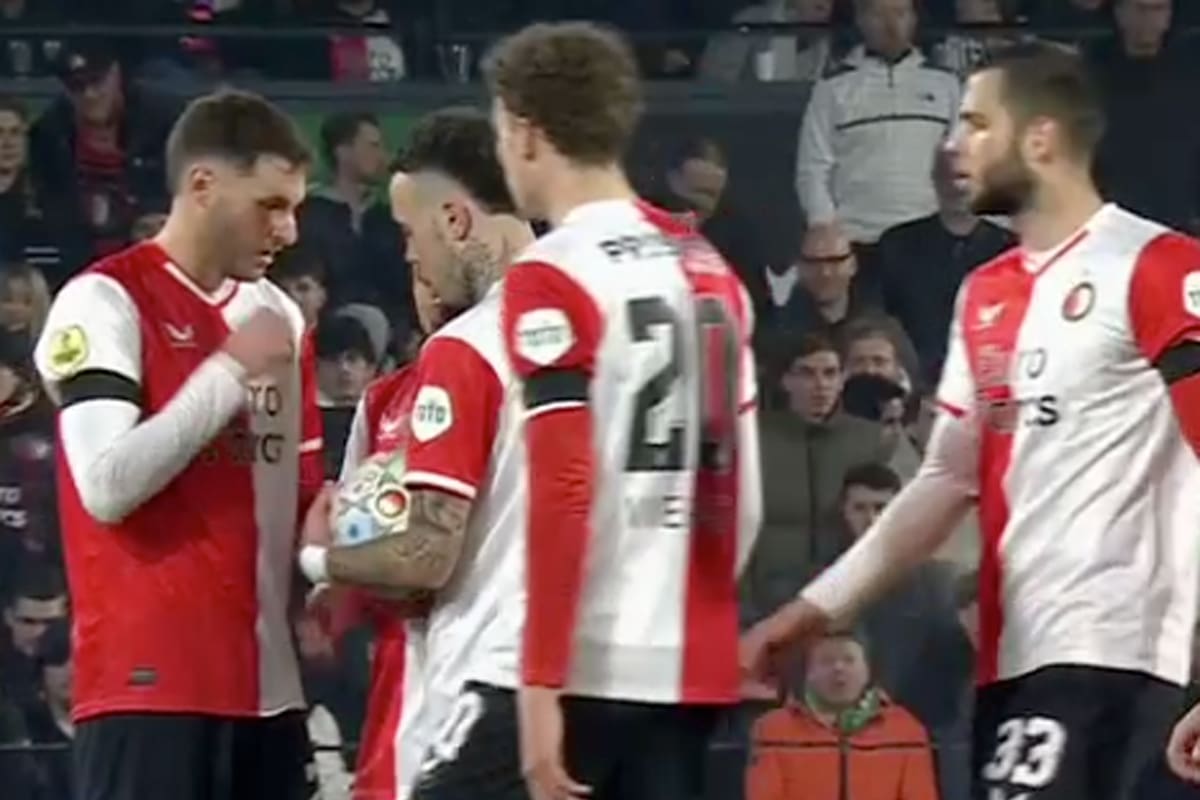 El mexicano Santiago Giménez "perdió" un "piedra, papel o tijera" en un tiro libre con el brasileño Igor Paixao, que pateó y... anotó el gol para Feyenoord