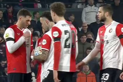 El mexicano Santiago Giménez "perdió" un "piedra, papel o tijera" en un tiro libre con el brasileño Igor Paixao, que pateó y... anotó el gol para Feyenoord