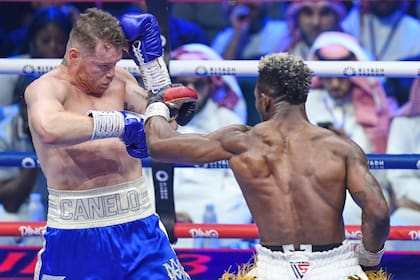 El mexicano Saúl "Canelo" Álvarez (izquierda) enfrenta a William Scull en una pelea por los títulos de los supermedianos en Riad, el domingo 4 de mayo de 2025 (AP Foto)