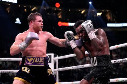 El mexicano Saúl "Canelo" Álvarez propina un golpe al estadounidense Jermell Charlo en una pelea por el título de los supermedianos, disputada en Las Vegas