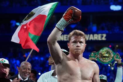 El mexicano Saúl "Canelo" Álvarez se prepara para enfrentar a William Scull en Arabia Saudita (AP Foto/John Locher, archivo)