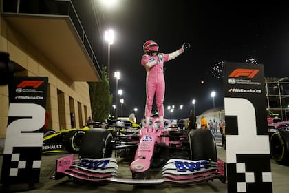 El primer festejo: Pérez celebra arriba de su Racing Point.