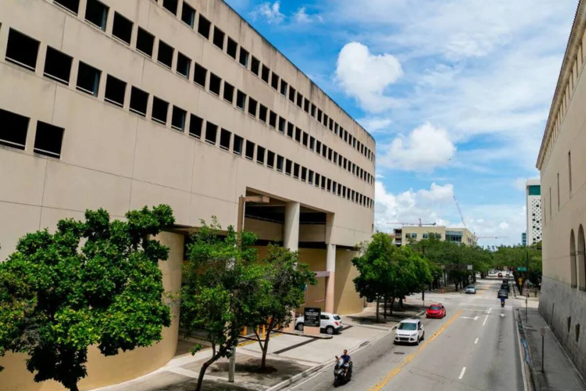 El Miami-Dade Cultural Center parece una fortaleza y algunos quieren demolerlo para facilitar la circulación en el barrio