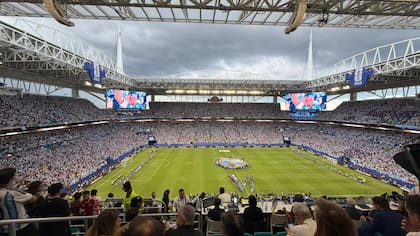 El Miami Stadium, envuelto en una tormenta eléctrica que se acerca