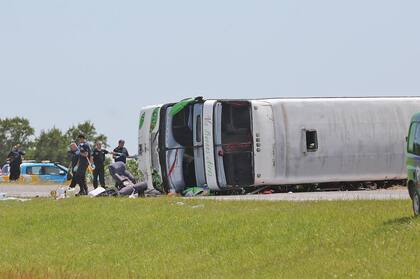 El micro accidentado en la ruta 2