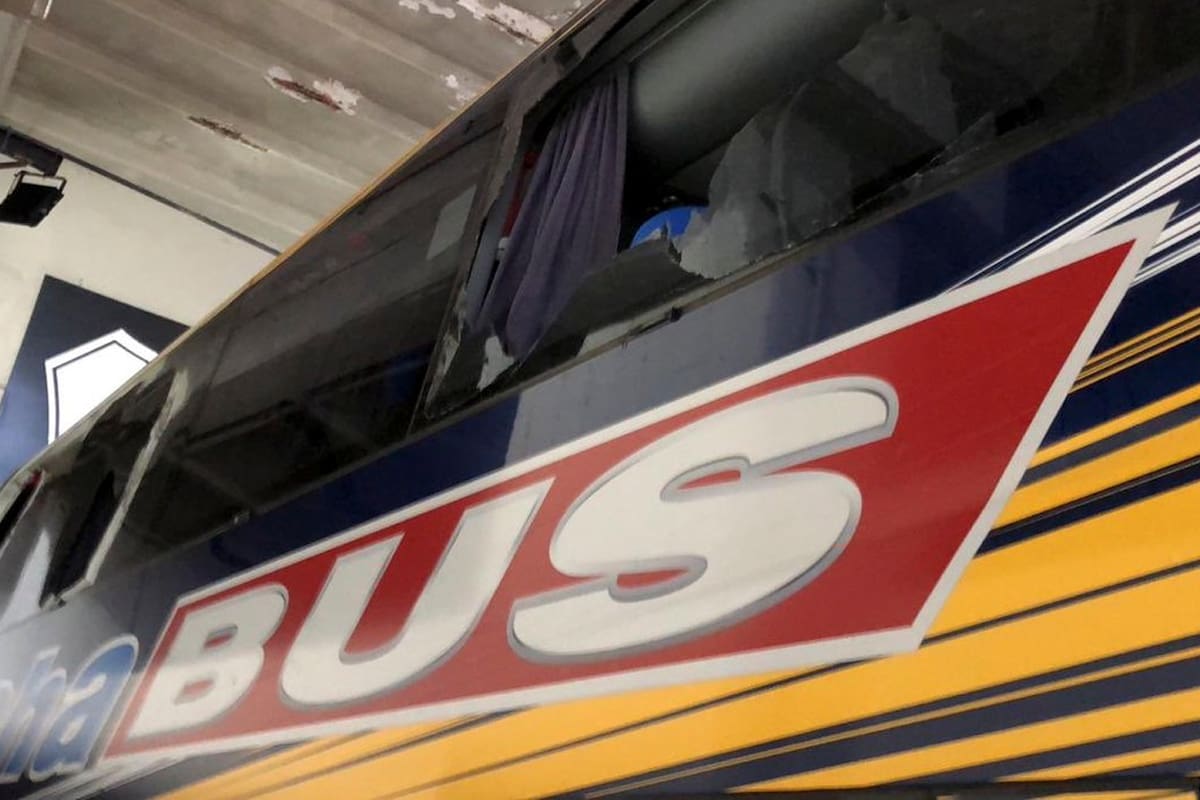 El micro de Boca agredido