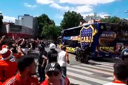 El micro de Boca, poco antes de ser atacado por hinchas de River; esto derivó en que la final de la Libertadores 2018 se mude a Madrid