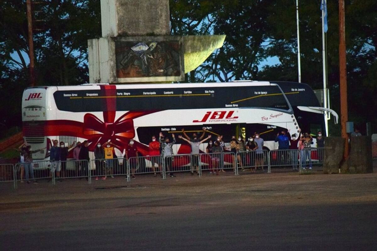 El micro de JBL que estuvo varado frente a la frontera con Paso de los Libres