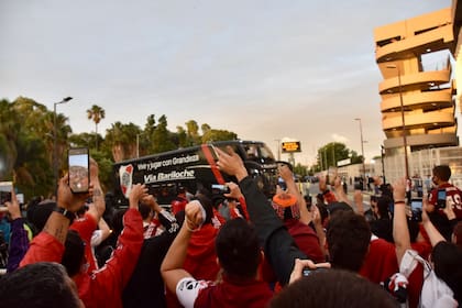 El micro de River llegando al Monumental de cara al partido decisivo ante Racing