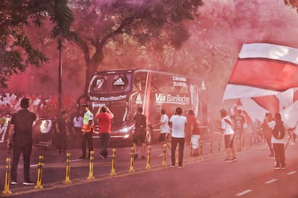 El micro de River llegó rodeado de miles de hinchas