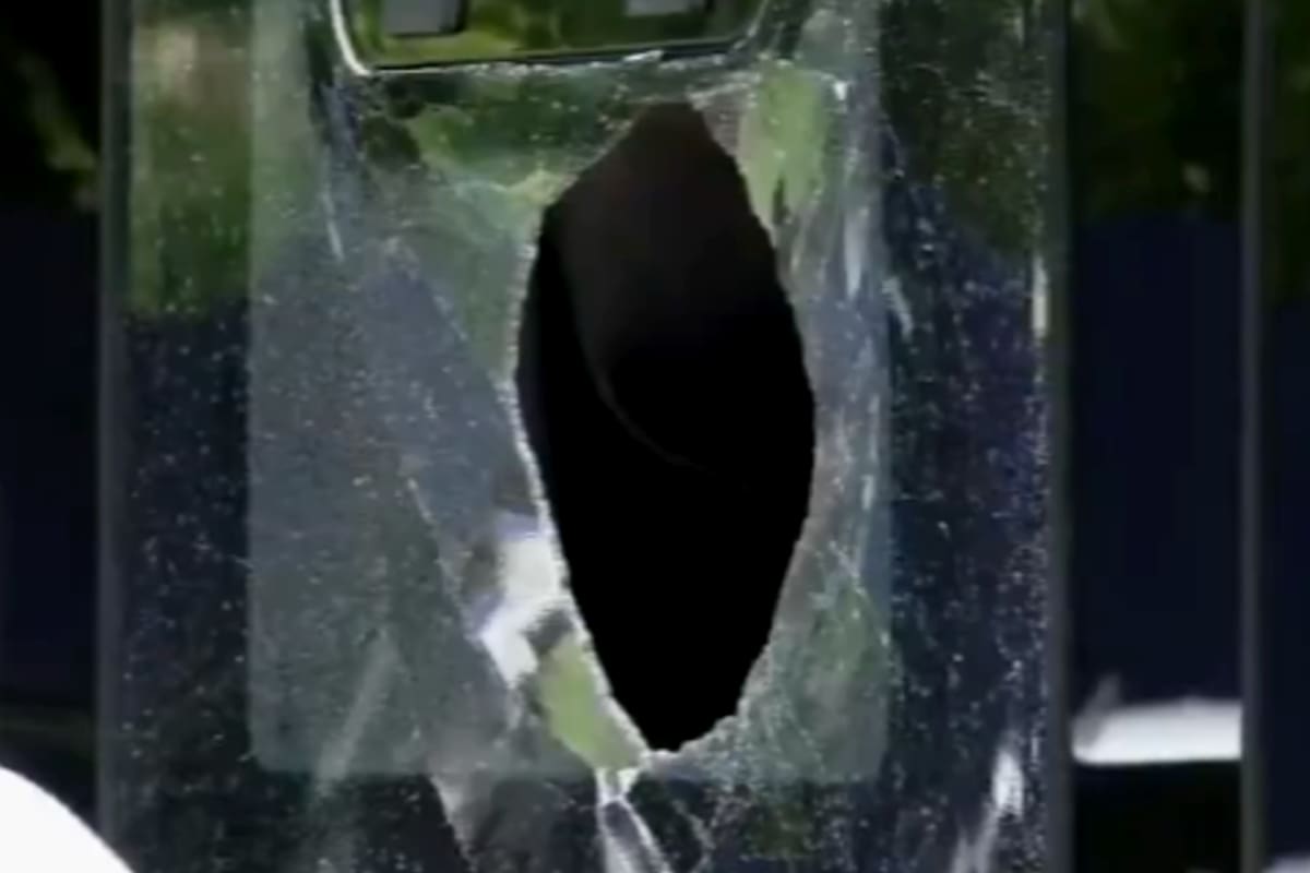 El micro que trasladaba al plantel de Estudiantes fue atacado a piedrazos en las inmediaciones del Estadio Juan Carmelo Zerillo, en la previa del clásico platense frente a Gimnasia
