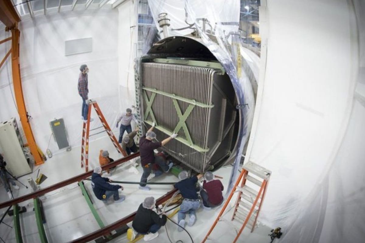 El microboone es un detector de 12 metros de largo dentro de un gran tanque criogénico