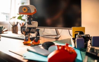 El Microduck es un robot programable de US$399; pesa 800 gramos, mide 25cm de altura, tiene 15 motores integrados y es programable para ampliar sus conocimientos básicos de correr, patinar, cantar y agarrar cosas con la boca