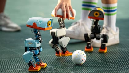 El Microduck es un robot programable de US$399; pesa 800 gramos, mide 25cm de altura, tiene 15 motores integrados y es programable para ampliar sus conocimientos básicos de correr, patinar, cantar y agarrar cosas con la boca