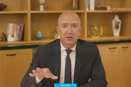El micrófono apagado le jugó una mala pasada a Jeff Bezos de Amazon durante la presentación que realizaron los ejecutivos de las cuatro empresas más poderosas del sector tecnológico