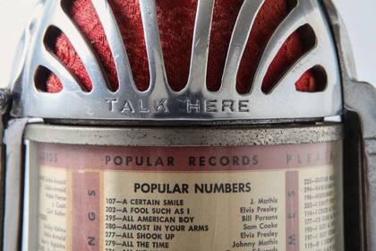 El micrófono para pedir la canción y la lista de opciones disponibles en el Shyver´s Multiphone