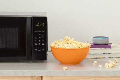 El microondas conectado AmazonBasics podrá ser controlado desde un parlante Echo mediante un comando de voz