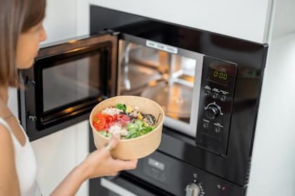 El microondas es un electrodoméstico muy usado en la cocina, por lo que hay que limpiarlo frecuentemente para evitar los malos olores y para que funciones correctamente