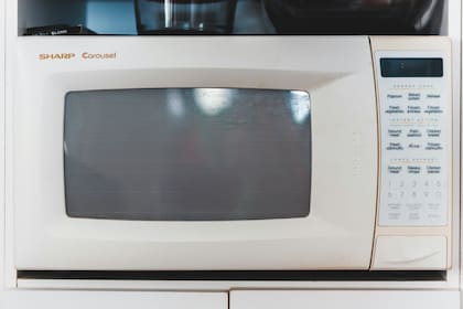 El microondas gasta menos electricidad cuando se usa para calentar porciones individuales (Unsplash/Erik Mclean)