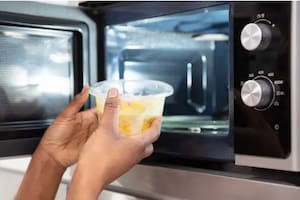 Cuáles son los riesgos de usar el microondas en casa y cómo podemos atenuarlos, según un experto