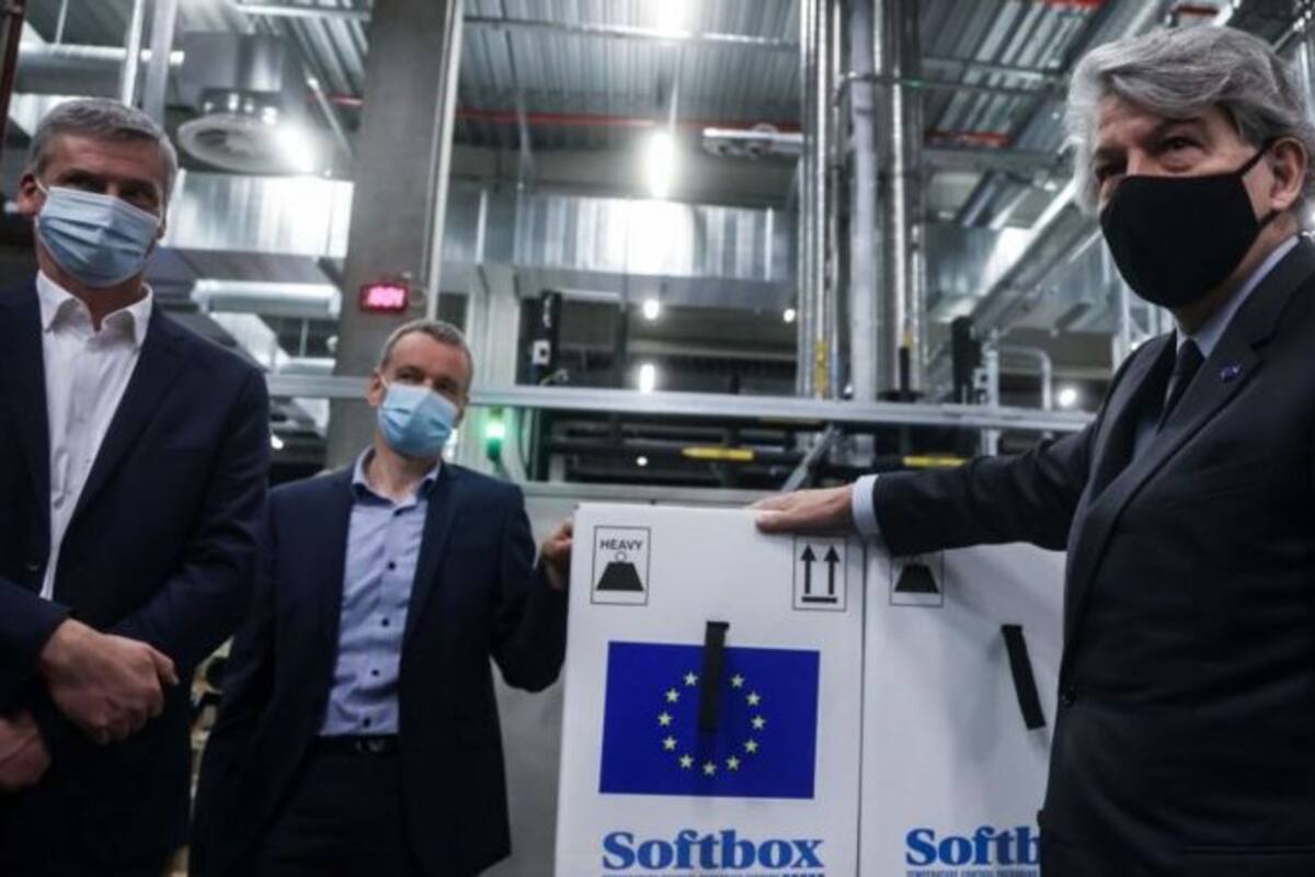 El miembro de la Comisión Europea Thierry Breton, con una caja que contiene vacunas de Pfizer y BioNtech