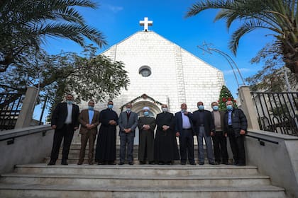 El miembro de la Oficina de Relaciones Internacionales de Hamas, Basem Naim, Subsecretario del Ministerio del Interior de Palestina, Tevfik Ebu Naim y portavoz Hazim Kasim se reúne con el sacerdote Gabriel Romanelli en la Iglesia del Monasterio Latino para felicitar a los cristianos el día de Navidad, en 2020