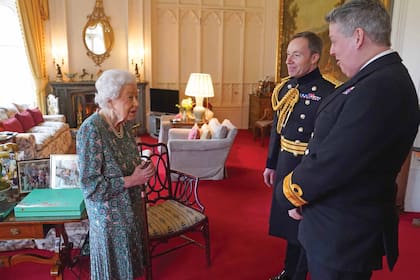 El miércoles 16 de febrero, Isabel II recibió en Windsor al nuevo secretario de Defensa, el general Eldon Millar, y al contraalmirante James Macleod, ayudándose con un bastón. “Como pueden ver, no me puedo mover”. Fue la primera vez que reconoció su fragilidad públicamente.