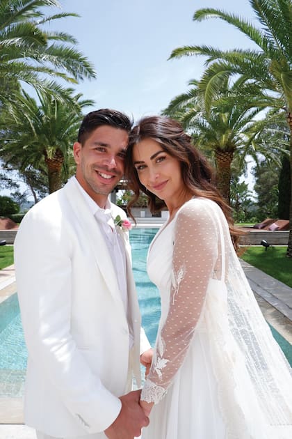 El miércoles 26 de mayo, Giovanni y Giulia se
casaron ante sus íntimos. Ella lució un vestido
de la diseñadora argentina Alejandra Svarc
que se destacó por su falda vaporosa, su
delicado abrigo de tul plumetí bordado con
flores y espigas de seda y una cola con encaje
bordado y teñido a mano