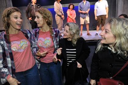 El miércoles Paula y María Marull tuvieron una función más que especial de Lo que el río hace, el éxito de la escena porteña que dirigen y protagonizan: llenaron la sala de mellizos y gemelos. Una vez que terminó el espectáculo, charlaron con el público y posaron para las cámaras como una dupla más