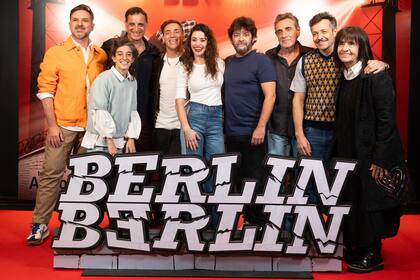 El miércoles se llevó a cabo otro prometedor estreno, el de la obra Berlín, Berlín, protagonizada por Pablo Rago, Fernanda Metilli, Maxi de la Cruz y Juan Pablo Geretto, junto a Lucía Adúriz, Daniel Campomenosi, Andrés Vicente y Marcelo Savignone y bajo la dirección de Corina Fiorillo