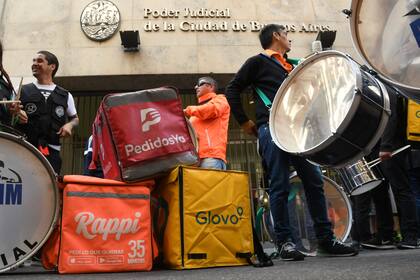 El miércoles último el juez Gallardo había ordenado al Gobierno porteño que "prohibiera en forma inmediata" el funcionamiento de esas compañías