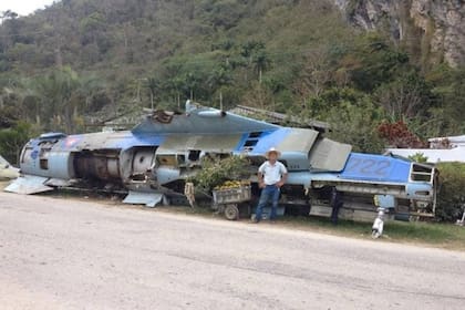 El MIG-23 en el que se escapó Lorenzo hoy está en un camino rural de Cuba y sus restos se venden como un recuerdo del "vuelo del amor"