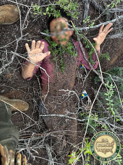 El migrante fue encontrado por los agentes fronterizos cubierto de tierra, ramas y hojas