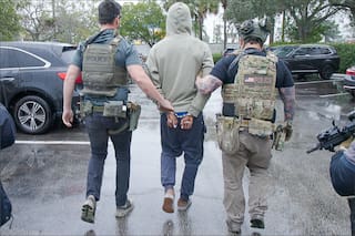 El ICE lo detuvo y lo liberó, pero no le devolvió su permiso de trabajo