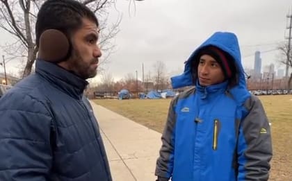 El migrante venezolano asegura que prefiere pasar frío en las carpas que estar en un refugio